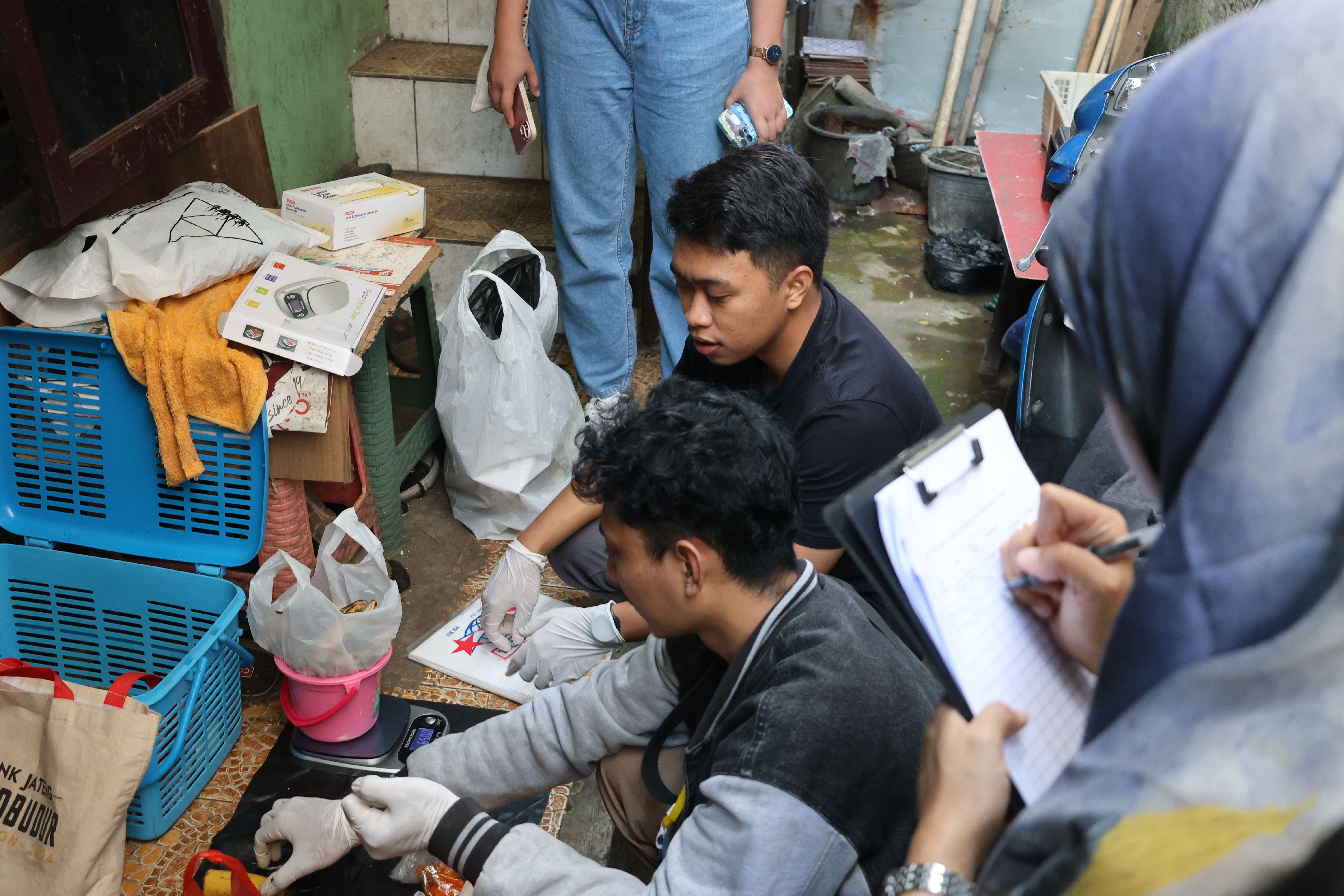 Mendampingi perhitungan di Nyengseret (credit kak lidia).JPG